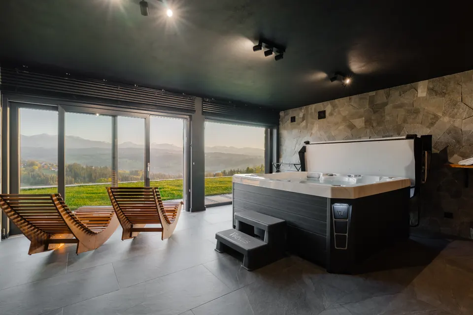 Jacuzzi i leżaki w strefie SPA