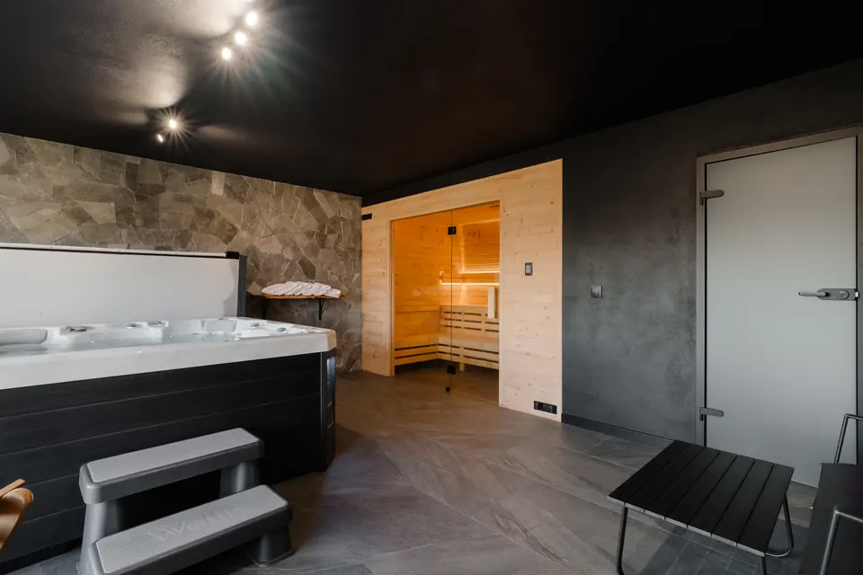 Jacuzzi i wejście do sauny w strefie SPA