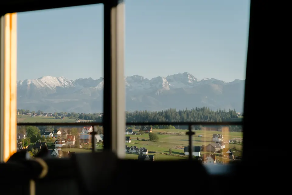 Tatry i podhalańskie pola widziane przez okna salonu