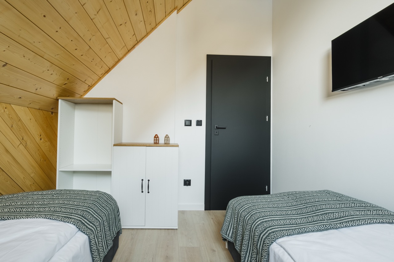 Kominek w nowoczesnym salonie Tatres Bachledówka - zdjęcie 11