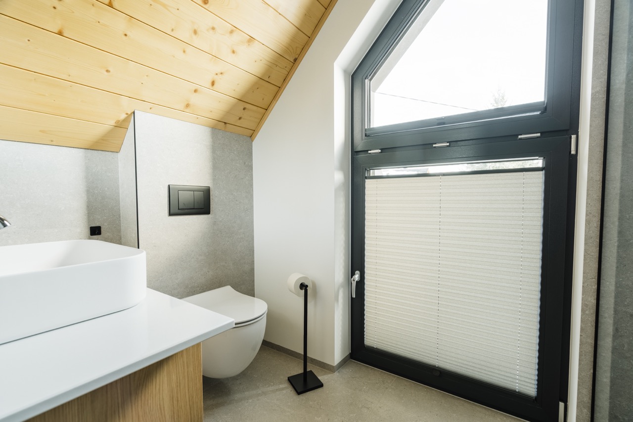 Strefa relaksu z jacuzzi w nowoczesnym domku - zdjęcie 13