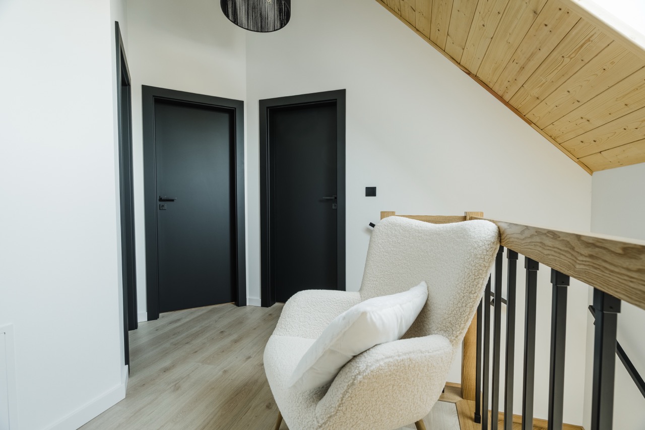 Nowoczesna kuchnia z góralskimi detalami w domku Tatres - zdjęcie 17