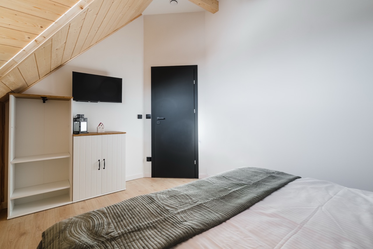 Nowoczesna kuchnia z góralskimi detalami w domku Tatres - zdjęcie 2