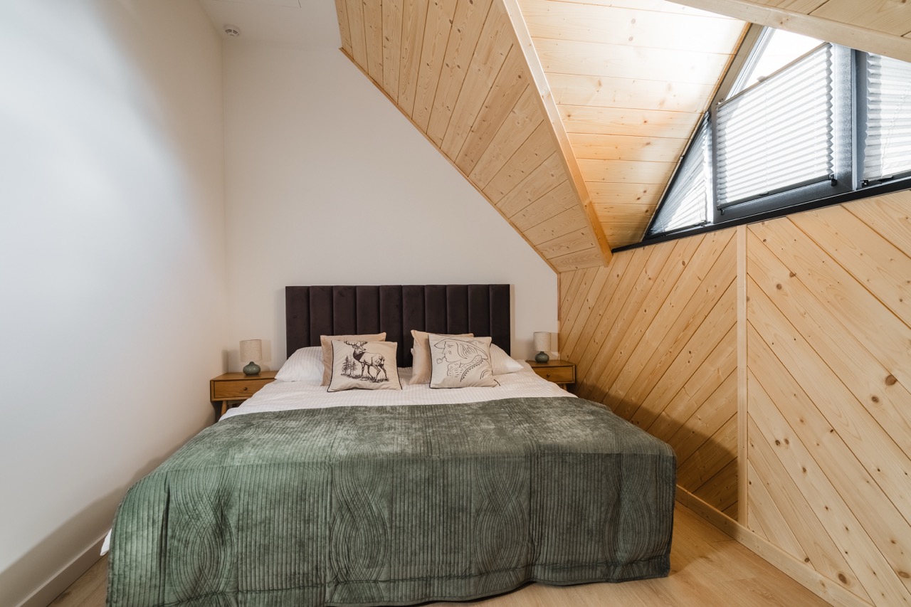 Przytulna sypialnia w nowoczesnym domku na Podhalu - zdjęcie 3