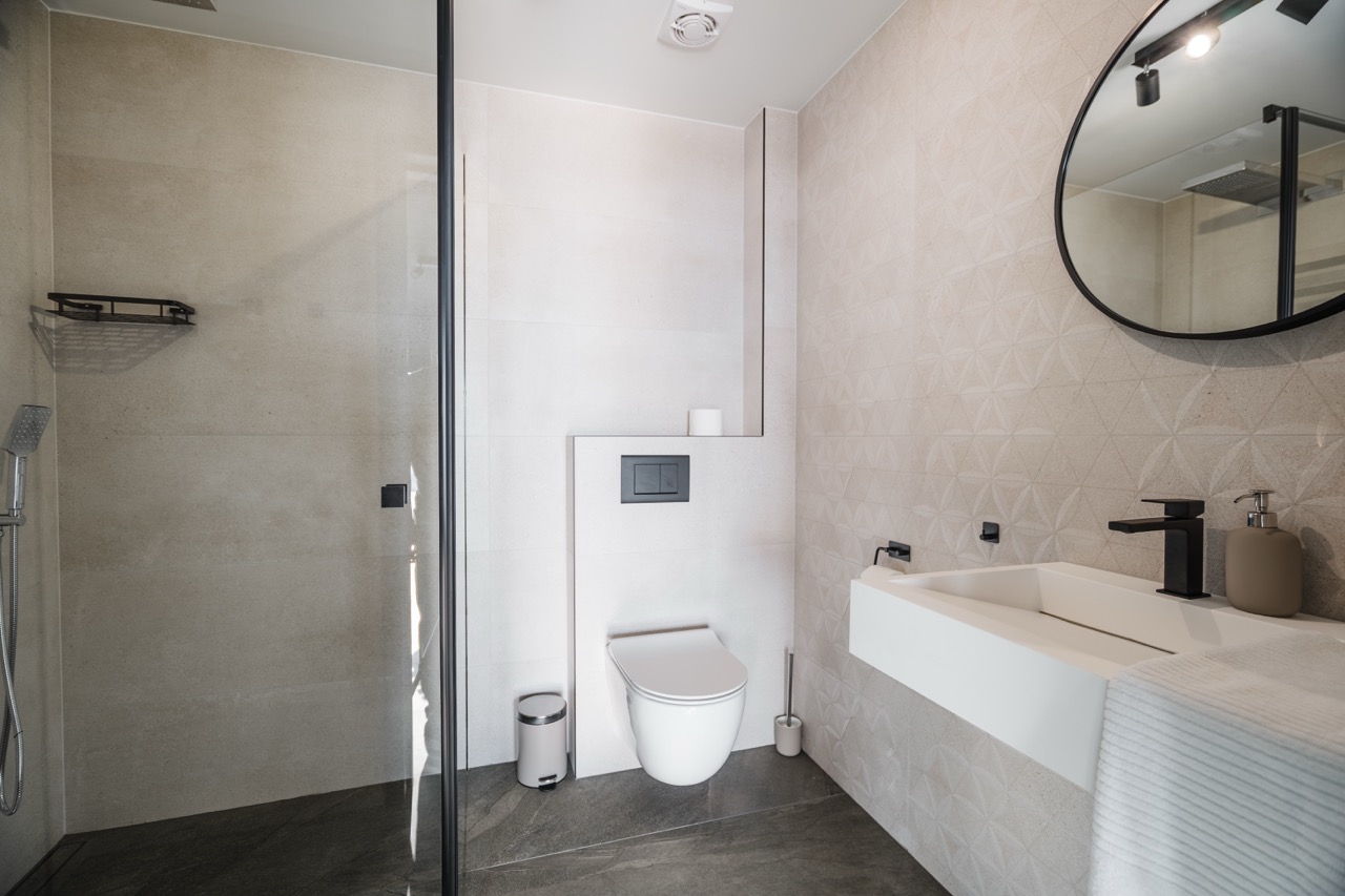 Nowoczesna kuchnia z góralskimi detalami w domku Tatres - zdjęcie 32